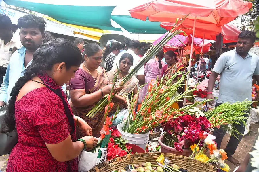 वरमहालक्ष्मी उत्सव: फूल, फल महंगे; खरीदारी तेज है वरमहालक्ष्मी उत्सव: फूल, फल महंगे; खरीदारी तेज है
