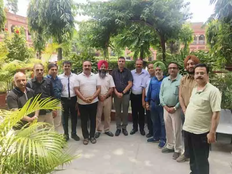 Punjab: सहायता प्राप्त स्कूल शिक्षकों ने वेतन की मांग की, आंदोलन की योजना बनाई Punjab: सहायता प्राप्त स्कूल शिक्षकों ने वेतन की मांग की, आंदोलन की योजना बनाई