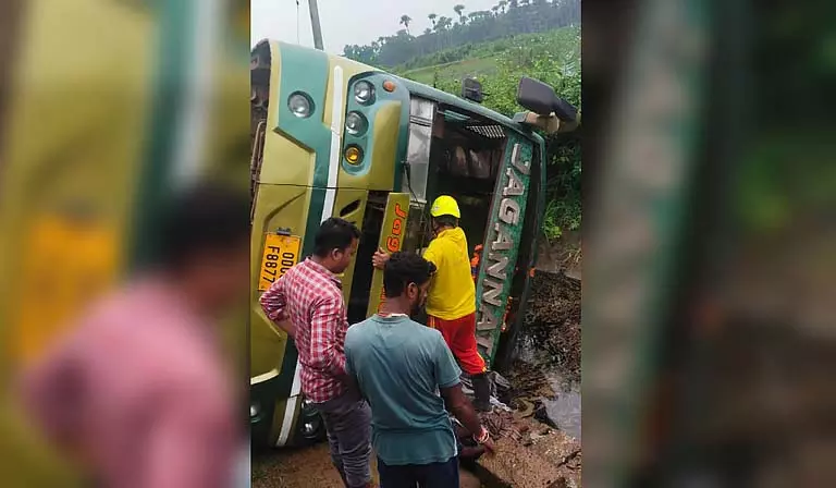 Odisha के ढेंकनाल जिले में बस पलटने से 20 से अधिक यात्री घायल Odisha के ढेंकनाल जिले में बस पलटने से 20 से अधिक यात्री घायल