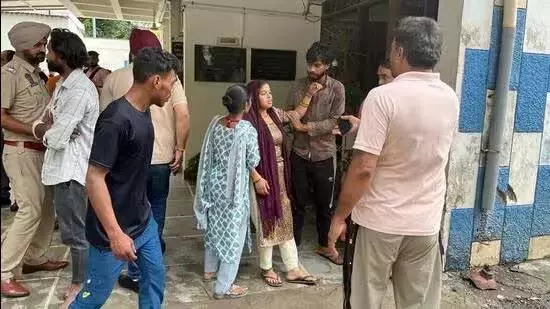 मोहाली विस्फोट के बाद पोस्टमार्टम, शव परिजनों को सौंपे गए मोहाली विस्फोट के बाद पोस्टमार्टम, शव परिजनों को सौंपे गए