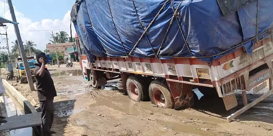 सड़क निर्माण कार्य धीमा; यातायात जाम सड़क निर्माण कार्य धीमा; यातायात जाम