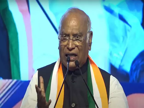 फर्जी वोटों के कारण हारे 2019 चुनाव: मल्लिकार्जुन खड़गे ने पीएम मोदी, बीजेपी पर बोला हमला फर्जी वोटों के कारण हारे 2019 चुनाव: मल्लिकार्जुन खड़गे ने पीएम मोदी, बीजेपी पर बोला हमला