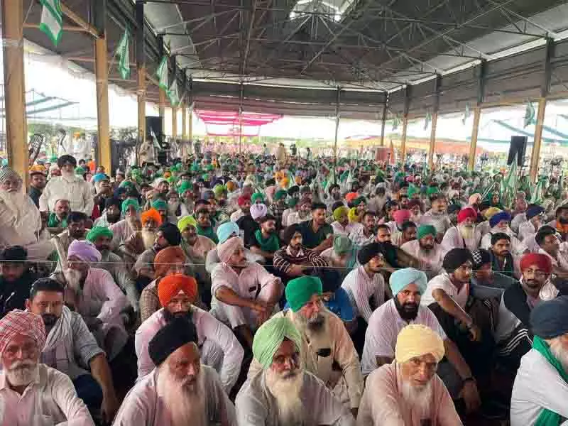 Ludhiana में किसान नेता जगजीत सिंह दल्लेवाल के पीछे हजारों लोग रैली में शामिल हुए Ludhiana में किसान नेता जगजीत सिंह दल्लेवाल के पीछे हजारों लोग रैली में शामिल हुए