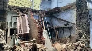 मकान और दीवारों के गिरने से दो लोग घायल, लाखों का नुकसान मकान और दीवारों के गिरने से दो लोग घायल, लाखों का नुकसान