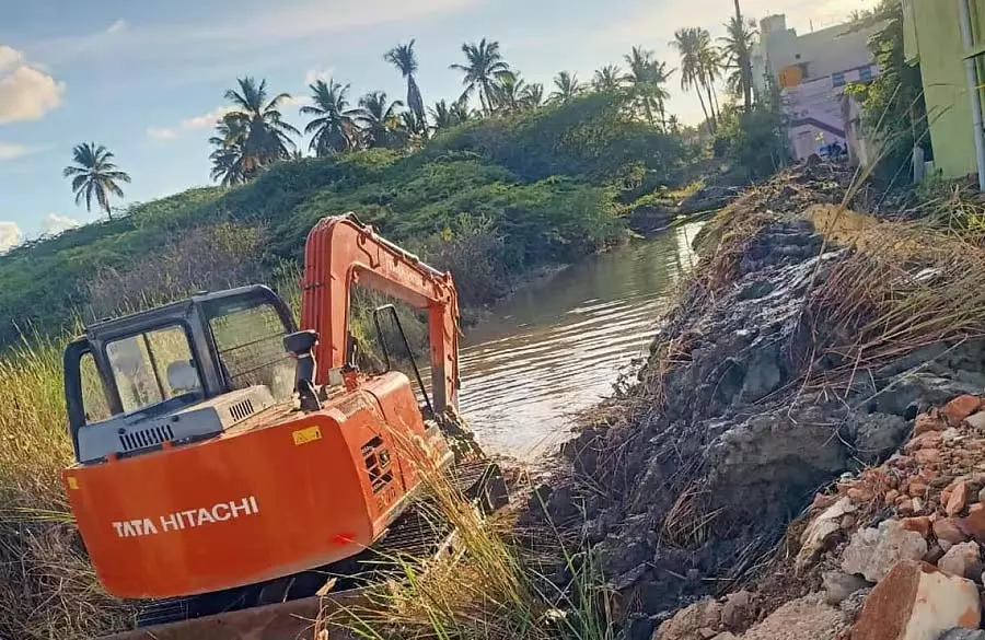 Hiriyur : नगर परिषद ने नहरों की सफाई की Hiriyur : नगर परिषद ने नहरों की सफाई की