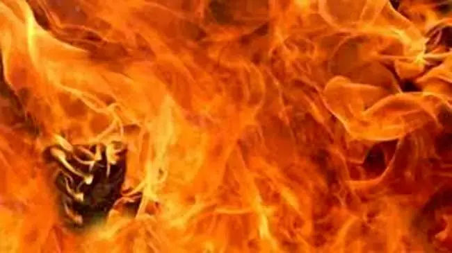 Vijayawada : पार्किंग क्षेत्र में आग लगने से सात बाइकें जलीं Vijayawada : पार्किंग क्षेत्र में आग लगने से सात बाइकें जलीं