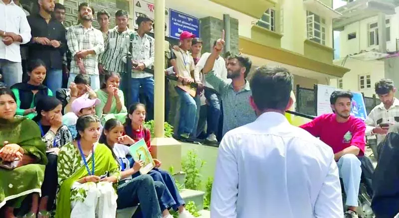 कालेज भवन में हेली टैक्सी सेवा का काउंटर लगाने पर विवाद कालेज भवन में हेली टैक्सी सेवा का काउंटर लगाने पर विवाद