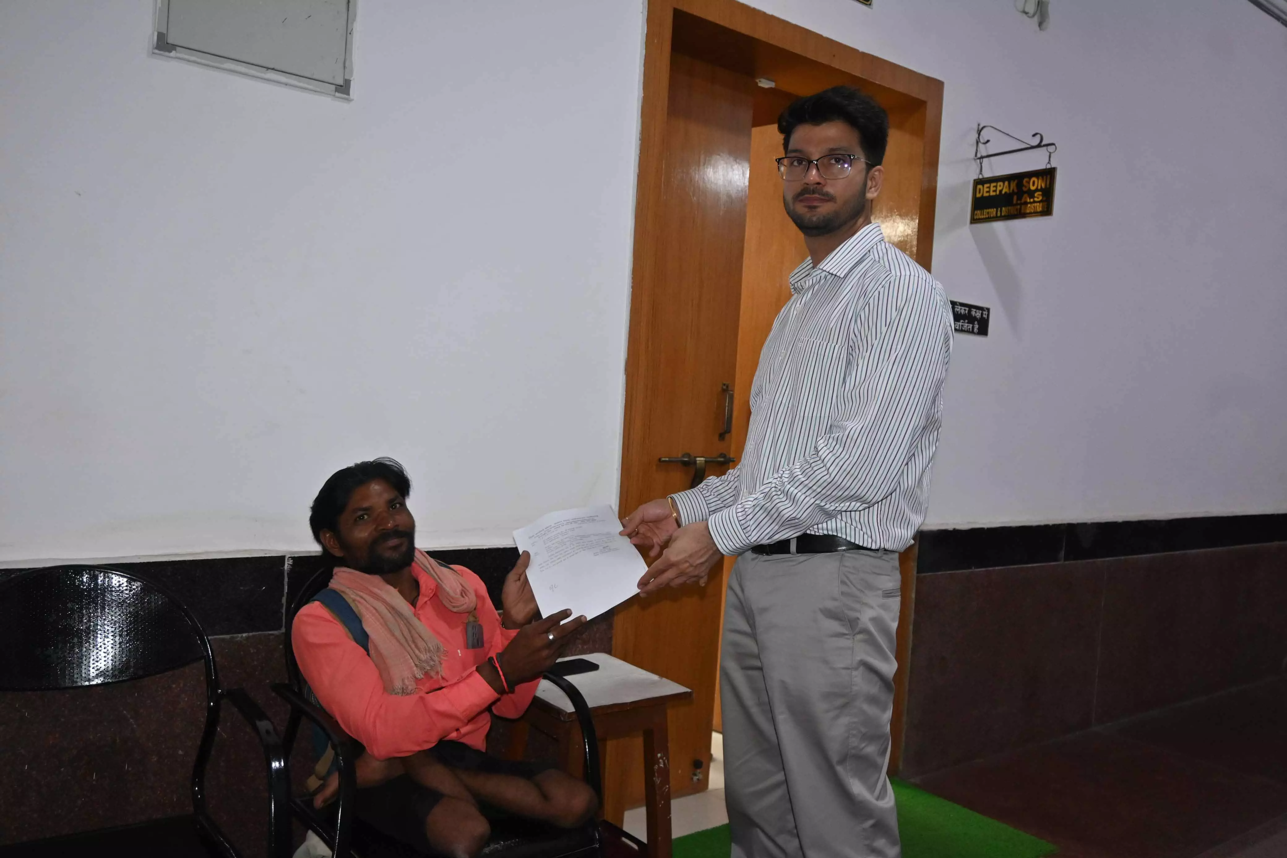 कलेक्टर जनदर्शन से पुरुषोत्तम की समस्या हुई हल कलेक्टर जनदर्शन से पुरुषोत्तम की समस्या हुई हल