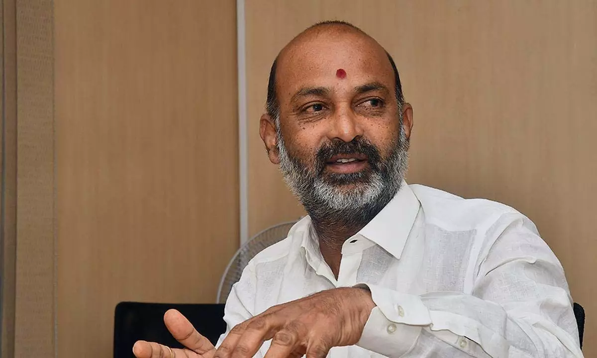 Bandi Sanjay ने तेलंगाना सरकार से फ़ोन टैपिंग मामले की जाँच सीबीआई को सौंपने की माँग की Bandi Sanjay ने तेलंगाना सरकार से फ़ोन टैपिंग मामले की जाँच सीबीआई को सौंपने की माँग की