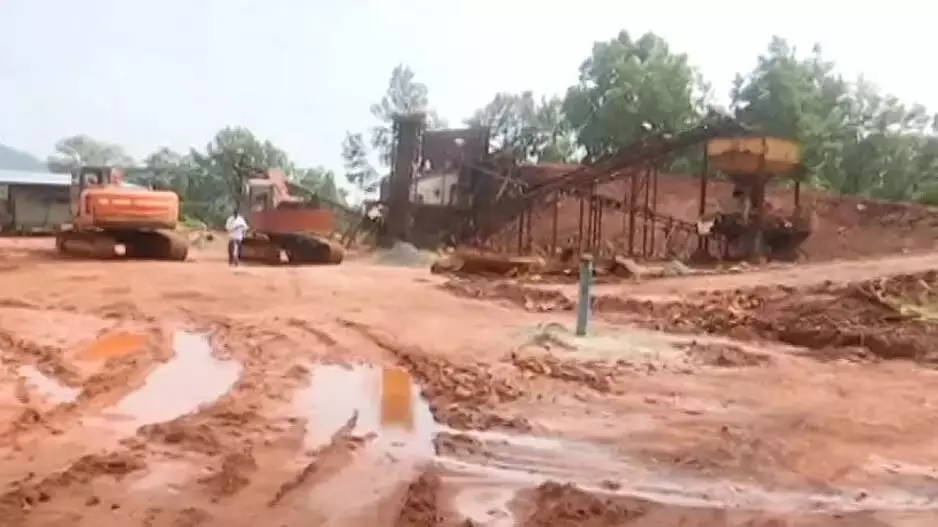 मलकानगिरी में छापेमारी, अवैध क्रशर संचालन पर अधिकारियों ने लगाई रोक मलकानगिरी में छापेमारी, अवैध क्रशर संचालन पर अधिकारियों ने लगाई रोक