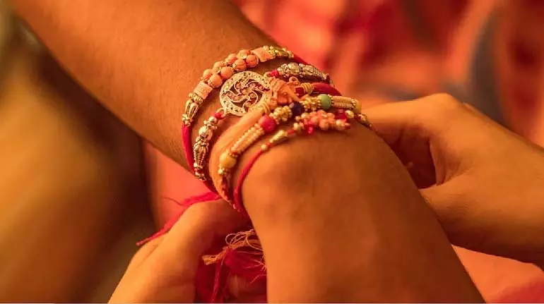 डेंगू से मरे भाई की कलाई पर बहन ने बांधी राखी डेंगू से मरे भाई की कलाई पर बहन ने बांधी राखी