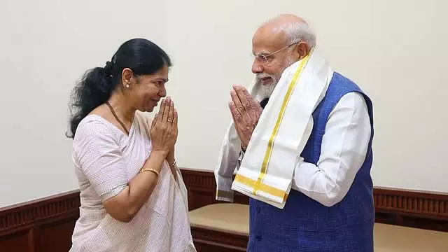 सांसद कनिमोझी ने प्रधानमंत्री को थूथुकुडी की समस्याओं से अवगत कराया सांसद कनिमोझी ने प्रधानमंत्री को थूथुकुडी की समस्याओं से अवगत कराया