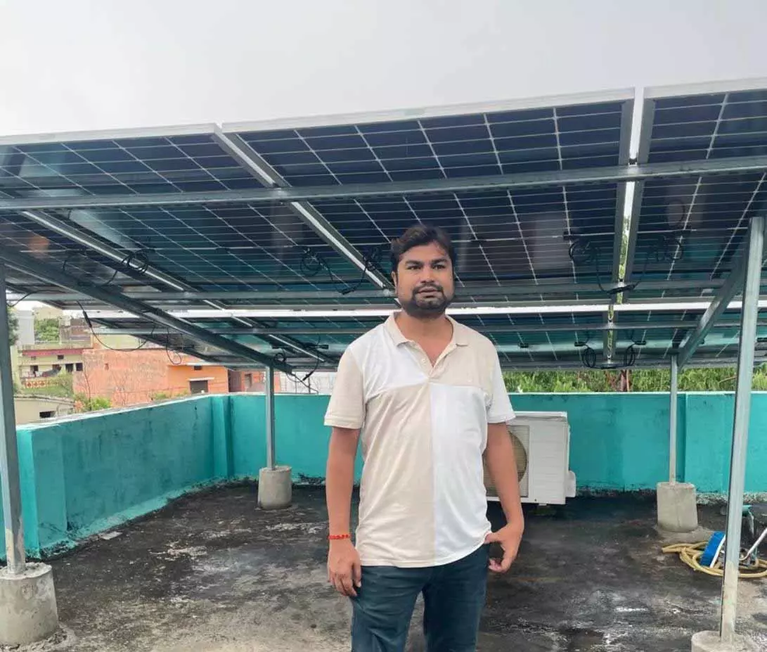 दुबे के घर की छत पर सौर ऊर्जा से चलने वाला पावर प्लांट दुबे के घर की छत पर सौर ऊर्जा से चलने वाला पावर प्लांट