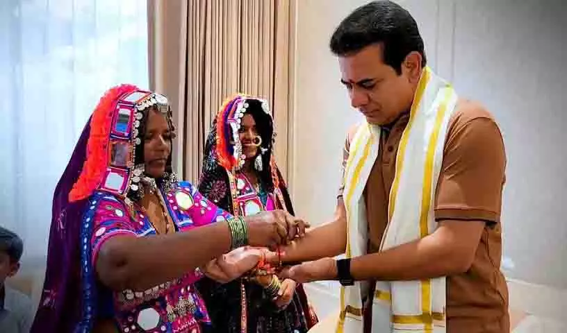 लागाचेरला भूमि संघर्ष में समर्थन के लिए आदिवासी महिलाओं ने KTR को राखी बांधी लागाचेरला भूमि संघर्ष में समर्थन के लिए आदिवासी महिलाओं ने KTR को राखी बांधी