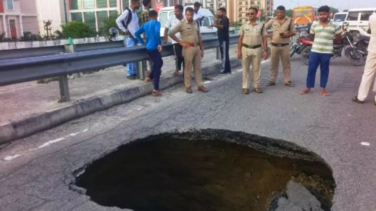 Haridwar: पतंजलि के समीप सड़क धंसने की दूसरी घटना Haridwar: पतंजलि के समीप सड़क धंसने की दूसरी घटना
