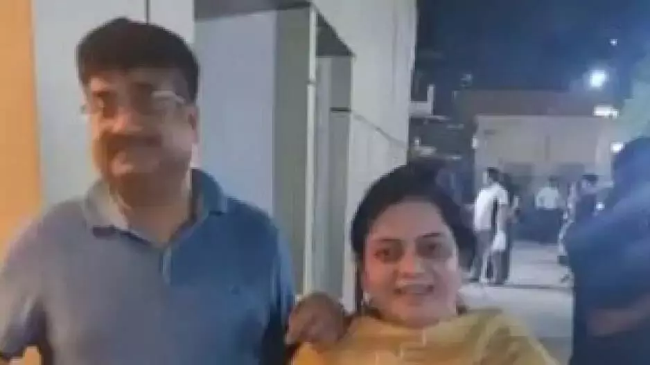 रेस्टोरेंट ने भारतीय पोशाक पर जोड़े को रोका, सोशल मीडिया पर विवाद रेस्टोरेंट ने भारतीय पोशाक पर जोड़े को रोका, सोशल मीडिया पर विवाद