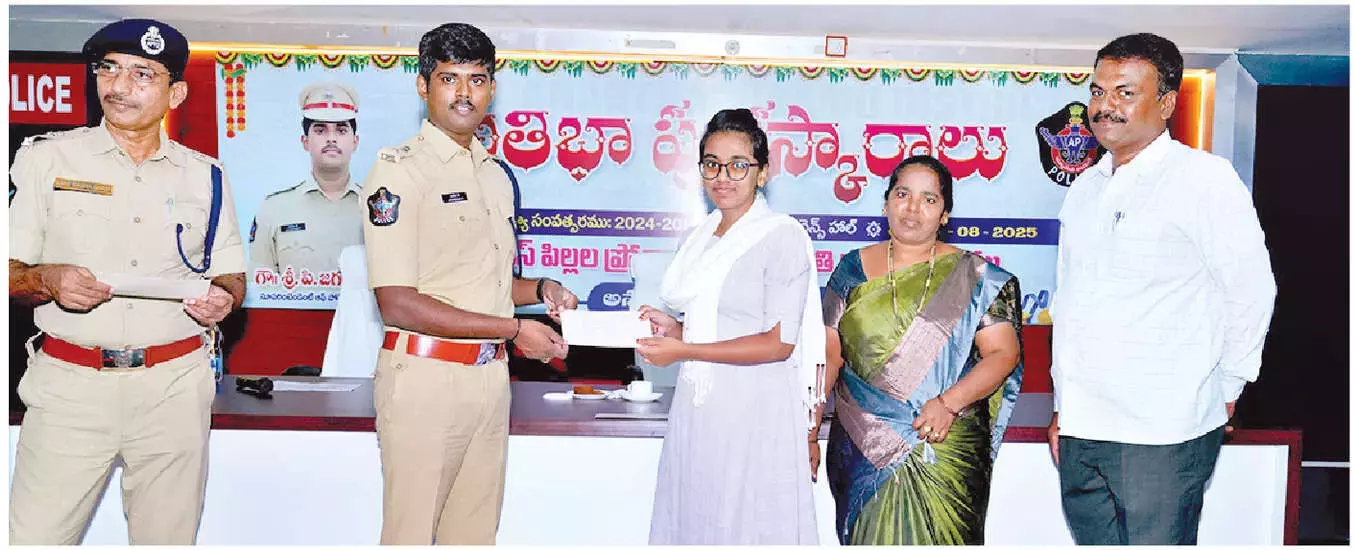 Andhra: कंबादुर हेड कांस्टेबल का अंतिम संस्कार किया गया Andhra: कंबादुर हेड कांस्टेबल का अंतिम संस्कार किया गया