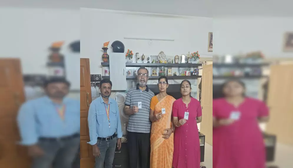 राहुल गांधी के आरोपों के बाद सामने आया ये परिवार, चुनाव आयोग की जांच में असली मतदाता साबित राहुल गांधी के आरोपों के बाद सामने आया ये परिवार, चुनाव आयोग की जांच में असली मतदाता साबित