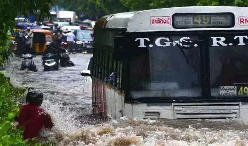 हैदराबाद में बारिश से यातायात व्यवस्था चरमराई, नागरिकों ने GHMC की आलोचना की हैदराबाद में बारिश से यातायात व्यवस्था चरमराई, नागरिकों ने GHMC की आलोचना की