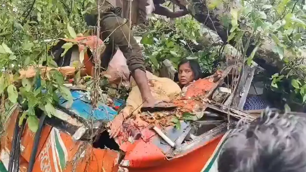 बाराबंकी में पेड़ से कुचली बस में फंसी महिला दर्द से कराह रही है बाराबंकी में पेड़ से कुचली बस में फंसी महिला दर्द से कराह रही है