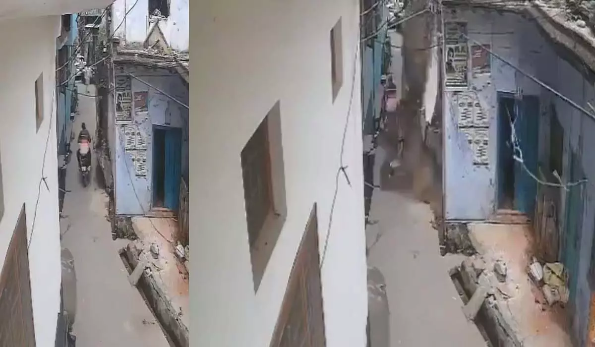 अमरोहा में बाइक सवार पर गिरी दीवार, दृश्य देख लोग हुए हैरान अमरोहा में बाइक सवार पर गिरी दीवार, दृश्य देख लोग हुए हैरान