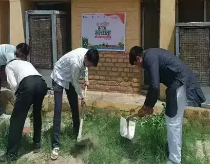 Narnail: परिषद कार्यालय में नारनौल के कर्मचारियों ने सफाई अभियान चलाया Narnail: परिषद कार्यालय में नारनौल के कर्मचारियों ने सफाई अभियान चलाया