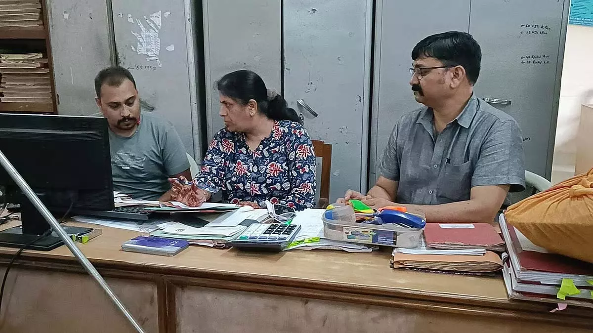 Jabalpur: हाउसिंग बोर्ड के कर्मचारी को रिश्वत लेते रंगे हाथों गिरफ्तार Jabalpur: हाउसिंग बोर्ड के कर्मचारी को रिश्वत लेते रंगे हाथों गिरफ्तार