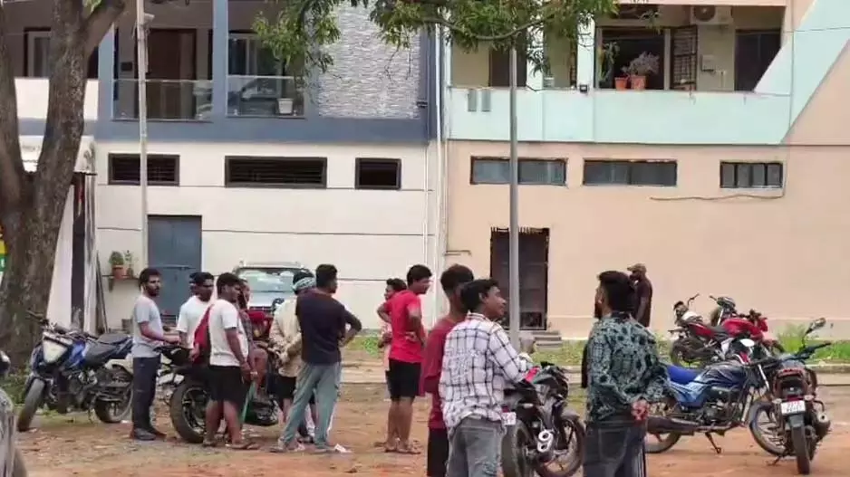 ओडिशा के कालाहांडी में चाय के समय हुए विवाद में युवक की चाकू मारकर हत्या ओडिशा के कालाहांडी में चाय के समय हुए विवाद में युवक की चाकू मारकर हत्या
