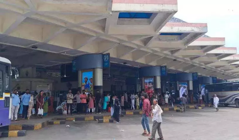 राखी के त्यौहार पर बस स्टैंडों पर भीड़ राखी के त्यौहार पर बस स्टैंडों पर भीड़
