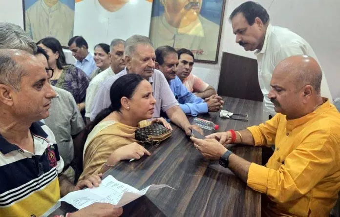 Jammu: युद्धवीर सेठी ने लगाया जनता दरबार Jammu: युद्धवीर सेठी ने लगाया जनता दरबार
