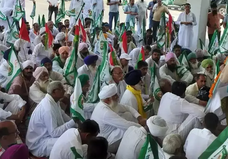 Sirsa: किसान मजदूर संघर्ष मोर्चे के बुलावे पर किसानों का शांतिपूर्ण प्रदर्शन Sirsa: किसान मजदूर संघर्ष मोर्चे के बुलावे पर किसानों का शांतिपूर्ण प्रदर्शन