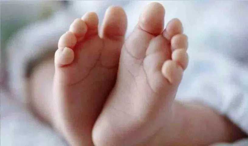 जन्म देने के बाद माँ ने अपने बच्चे को मार डाला जन्म देने के बाद माँ ने अपने बच्चे को मार डाला