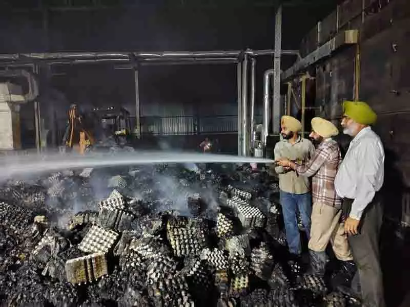 Dera Bassi में ट्रे यूनिट जलकर खाक Dera Bassi में ट्रे यूनिट जलकर खाक
