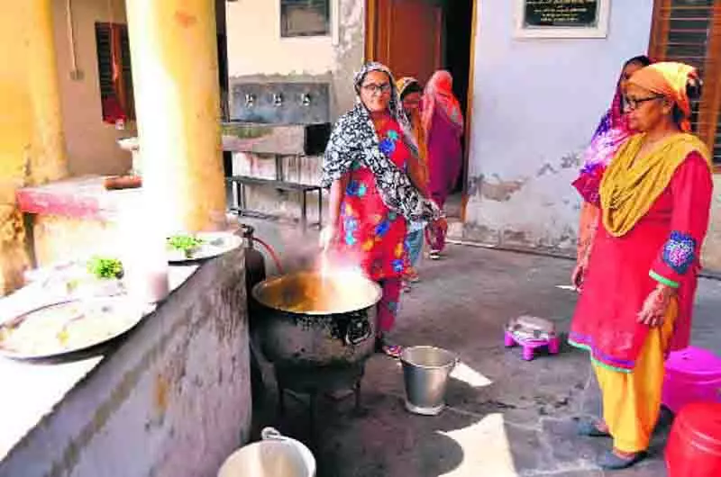 Tarn Taran: मिड-डे मील वर्कर्स ने डीईओ के बैंक खाते संबंधी निर्देश का विरोध किया Tarn Taran: मिड-डे मील वर्कर्स ने डीईओ के बैंक खाते संबंधी निर्देश का विरोध किया