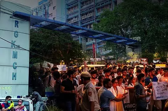 पीड़ित के सहकर्मी ने भारी आवाज़ में पूछा पीड़ित के सहकर्मी ने भारी आवाज़ में पूछा