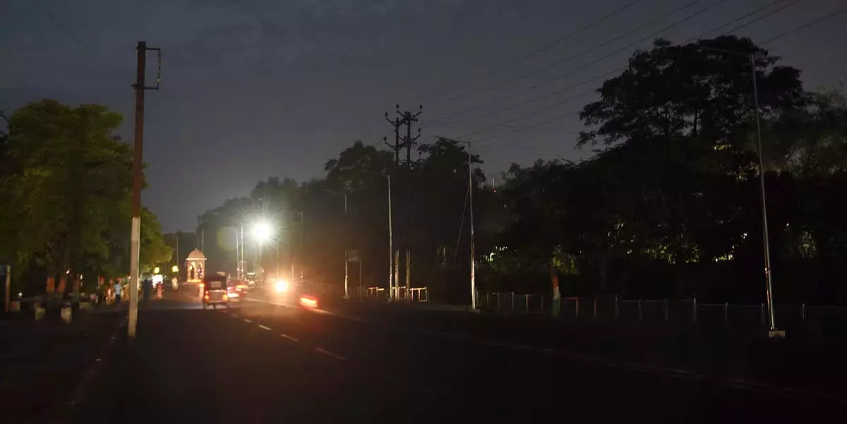 भोपाल में 1,300 स्ट्रीट लाइटें बंद, शिकायतों के बावजूद कार्रवाई नदारद भोपाल में 1,300 स्ट्रीट लाइटें बंद, शिकायतों के बावजूद कार्रवाई नदारद
