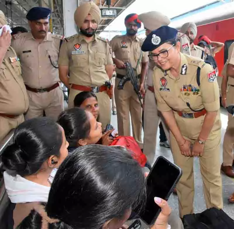 विशेष DGP ने स्वतंत्रता दिवस से पहले अमृतसर रेलवे स्टेशन पर CASO का संचालन किया विशेष DGP ने स्वतंत्रता दिवस से पहले अमृतसर रेलवे स्टेशन पर CASO का संचालन किया