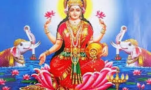 Varalaxmi Vrat Katha: वरलक्ष्मी व्रत पर पढ़ें ये चमत्कारी कथा, आपके घर पर बरसेगी सुख-समृद्धि और लक्ष्मी की कृपा Varalaxmi Vrat Katha: वरलक्ष्मी व्रत पर पढ़ें ये चमत्कारी कथा, आपके घर पर बरसेगी सुख-समृद्धि और लक्ष्मी की कृपा