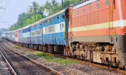 ट्रेन के एसी कोच में चोरी, यात्रियों के मोबाइल-लैपटाप, पर्स और आभूषण ले उड़े चोर