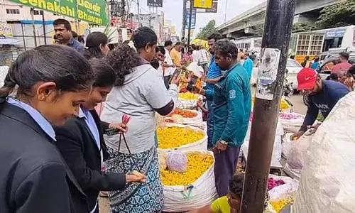 होसुर फूल बाजार में कनकम्बरम 1,600 रुपये प्रति किलो बिक रहा है होसुर फूल बाजार में कनकम्बरम 1,600 रुपये प्रति किलो बिक रहा है