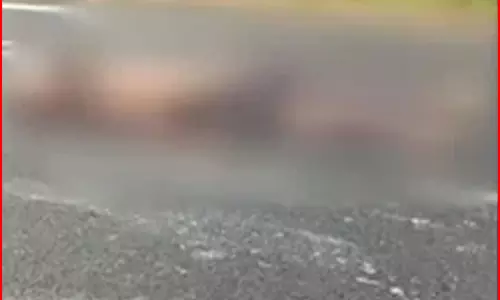 पागल व्यक्ति बीच सड़क में चल रहा था, आमने-सामने हुई दो ट्रेलर, बड़ा हादसा