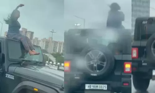 थार के ऊपर बैठकर रीलबाजी पड़ी भारी