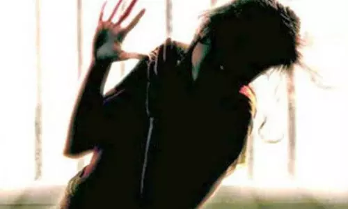स्कूल में नाबालिग छात्रा से छेड़छाड़ का आरोप, टीचर पर कसा कानून का शिकंजा