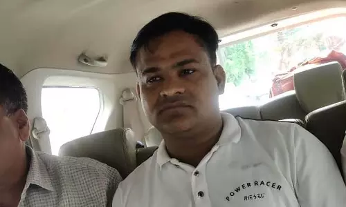 Indore : लोकायुक्त ने पश्चिम डिस्कॉम के जूनियर इंजीनियर को रिश्वत लेते पकड़ा Indore : लोकायुक्त ने पश्चिम डिस्कॉम के जूनियर इंजीनियर को रिश्वत लेते पकड़ा