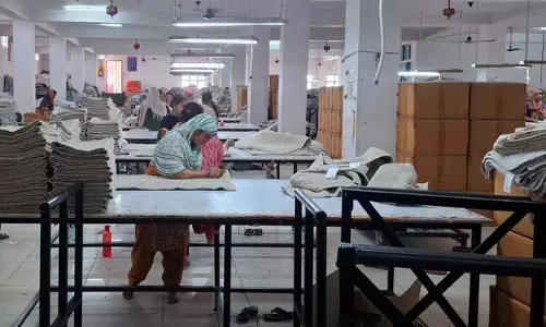 अमेरिकी टैरिफ दोगुना, भारतीय कारखाना मालिकों को ऑर्डर रोकने या देश छोड़ने की धमकी अमेरिकी टैरिफ दोगुना, भारतीय कारखाना मालिकों को ऑर्डर रोकने या देश छोड़ने की धमकी