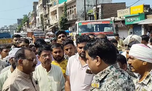 MP : मुरैना में उर्वरक संकट को लेकर किसानों ने सड़क जाम की
