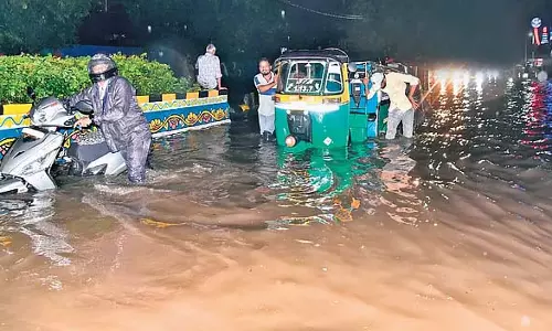 Hyderabad में बादल फटने जैसी बारिश, अचानक बाढ़ की चेतावनी