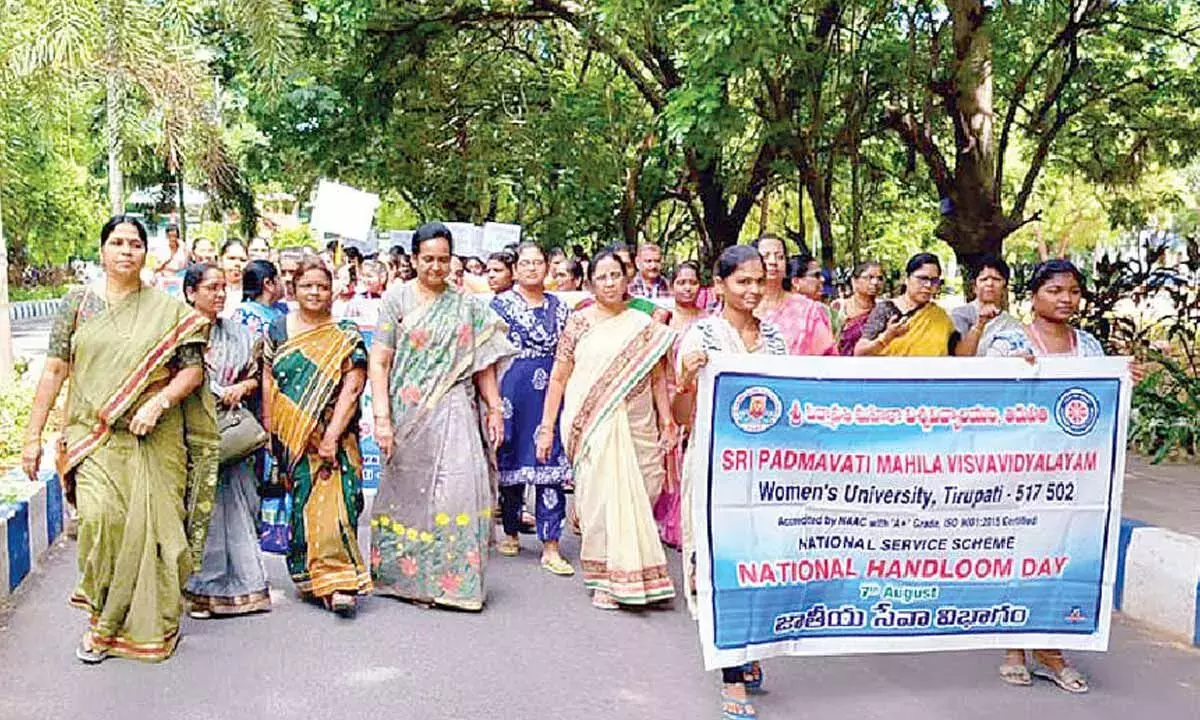 Andhra: एसपीएमवीवी ने राष्ट्रीय हथकरघा दिवस मनाया