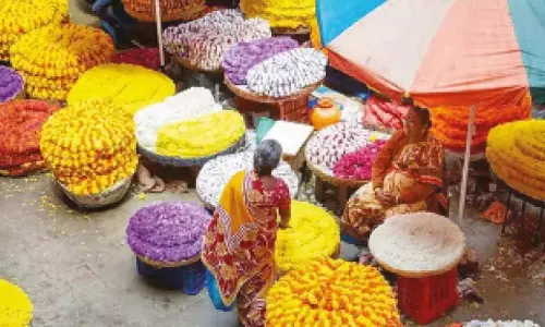 Karnataka: त्योहार से पहले बाजारों में फूलों और फलों की कीमतें बढ़ने से बड़ा झटका Karnataka: त्योहार से पहले बाजारों में फूलों और फलों की कीमतें बढ़ने से बड़ा झटका