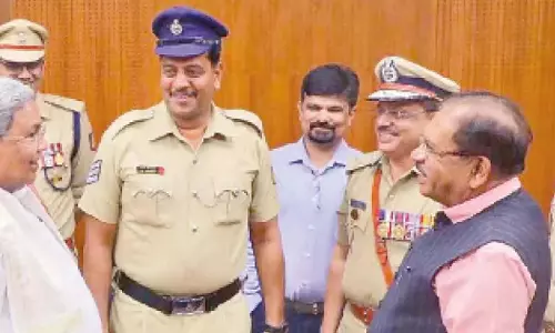 Karnataka: पुलिस अब ब्रिटिश काल की ढीली टोपी की जगह नेवी ब्लू रंग की टोपी पहनेगी Karnataka: पुलिस अब ब्रिटिश काल की ढीली टोपी की जगह नेवी ब्लू रंग की टोपी पहनेगी